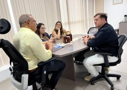 Secretário José Antônio Heluy conversa com Marcelo Introvini e assessoras da Fapcen
