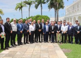Membros do Governo do Estado e representantes do setor agropecuário posam após reunião