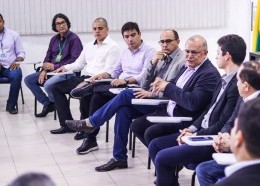 Secretário José Antônio Heluy e o presidente da Famem, Ivo Rezende, dialogam durante reunião