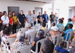 Secretário José Antônio Heluy, representantes do Governo do Estado, da Prefeitura e Câmara de São Mateus conversam com agricultores do Projeto Salangô